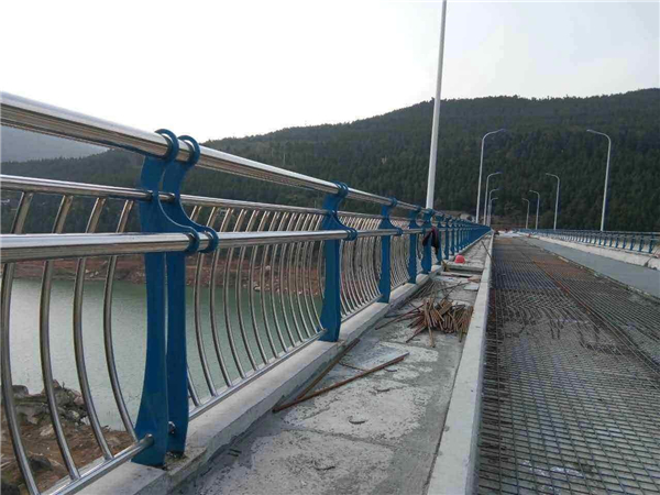 赤峰不锈钢桥梁护栏的特点及其在桥梁安全中的重要作用