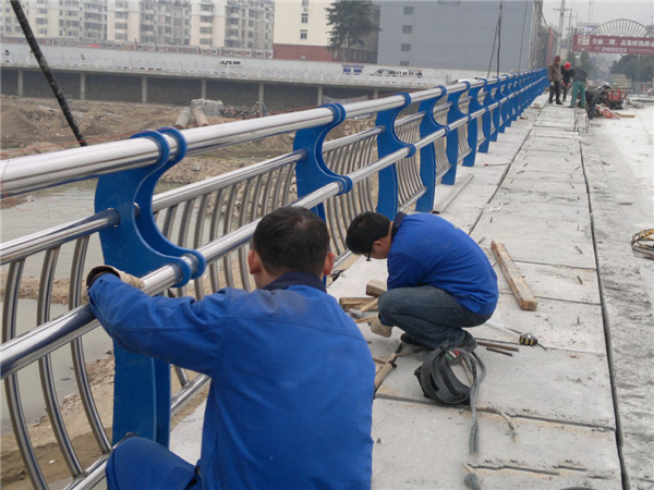 赤峰不锈钢河道护栏的特性及其在城市景观中的应用