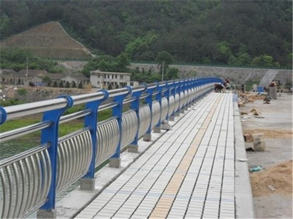赤峰不锈钢桥梁护栏的特性及其在现代建筑中的应用